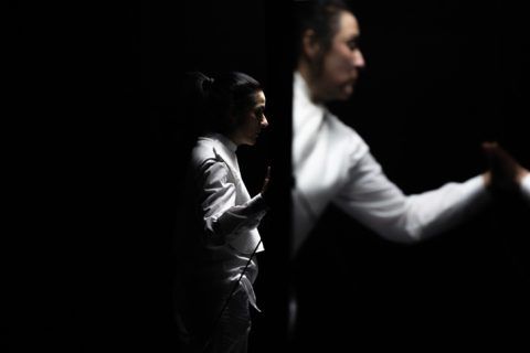 Susi Espín y Rocío Bernal en Cría cuerdos, de Cía Deconné. Fotografía de Pepe H. Teatro Circo de Murcia. Cultugrafía, teatro, artes escénicas. Difusión y crítica cultural.