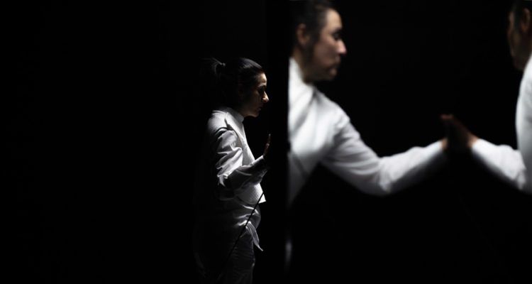 Susi Espín y Rocío Bernal en Cría cuerdos, de Cía Deconné. Fotografía de Pepe H. Teatro Circo de Murcia. Cultugrafía, teatro, artes escénicas. Difusión y crítica cultural.