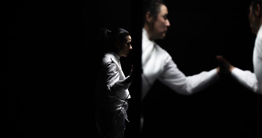 Susi Espín y Rocío Bernal en Cría cuerdos, de Cía Deconné. Fotografía de Pepe H. Teatro Circo de Murcia. Cultugrafía, teatro, artes escénicas. Difusión y crítica cultural.