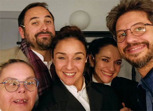 De izquierda a derecha, el elenco de Cría cuerdos: María Jesús Baeza, Javier Ruano, Rocío Bernal, Susi Espín; y uno de los dos directores Pepe Galera. Fotografía tomada antes del estreno en el Teatro Circo de Murcia.