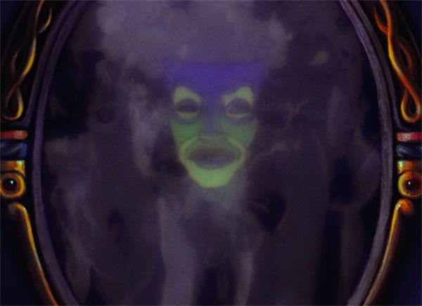 El espejo mágico de la madrastra de Blancanieves (1937).