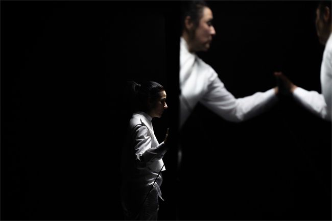 Susi Espín y el reflejo de Rocío Bernal durante la representación de Cría cuerdos, de Cía Deconné en el Teatro Circo de Murcia. Fotografía de Pepe H.