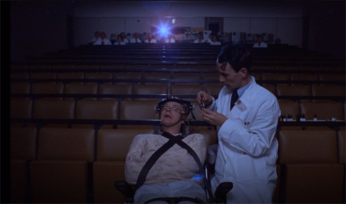 La naranja mecánica de Stanley Kubrick (1971). El método Ludovico. Cultugrafía, crítica y reseña teatral. obras de teatro. artes escénicas. Difusión cultural.