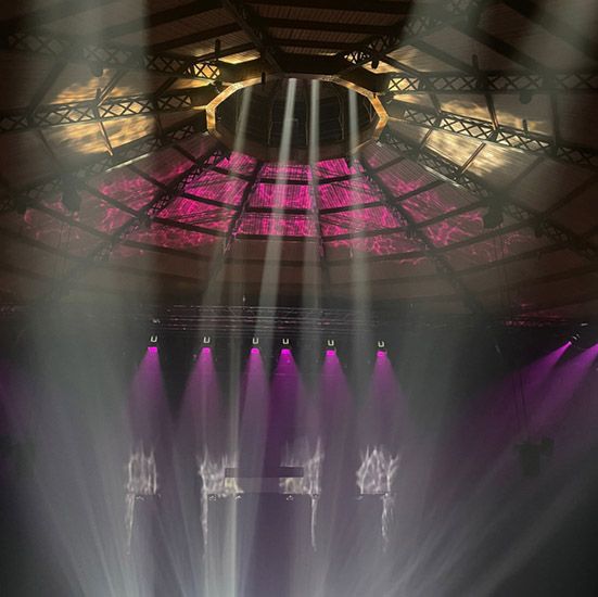 Peine/Cúpula del Teatro Circo de Murcia pintado por los rebotes de las luces en los espejos durante la representación de Cría cuerdos de Cía Deconné.