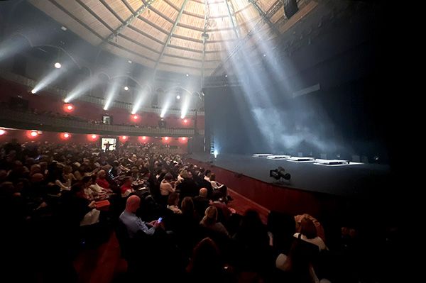Teatro Circo de Murcia segundos antes de comenzar la función Cría cuerdos de Cía Deconné.