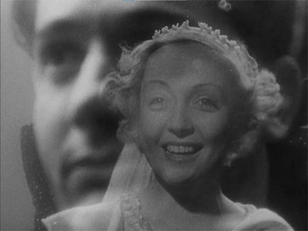Encuentro onírico entre los personajes de Jean Dasté y Dita Parlo en L'Atalante. Análisis cinematográfico. Crítica cultural. Cultugrafía