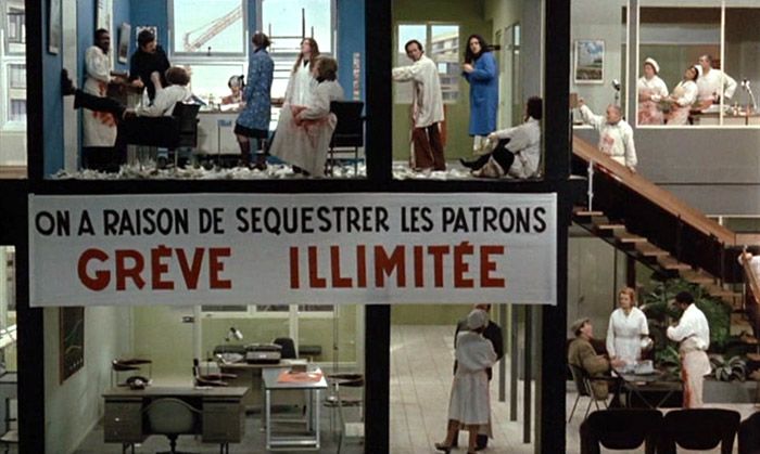 Fotograma de la película Todo va bien (Jean-Luc Godard, 1972). A través de una huelga en una fábrica de salchichas, Godard expone la lucha de clases y la destrucción social causada por el capitalismo. La técnica autorreflexiva y la ruptura de la continuidad en la edición refuerzan su mensaje político. Además, la película cuestiona los medios de comunicación y su papel en la manipulación de la realidad. Todo va bien sigue siendo relevante en su crítica al sistema y la sociedad, invitando a la reflexión sobre la alienación y la búsqueda de la verdad en un mundo mediático.