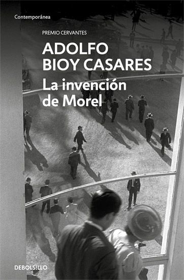 La invención de Morel (Adolfo Bioy Casares, 1940). Uno de los libros que conforma desde el inconsciente el estilo de Sanguinetti. En la obra de Bioy Casares, los personajes, condenados a revivir sus momentos sin fin, reflejan la lucha contra el olvido y la manipulación de la historia. La memoria, fragmentada y reconstruida, se convierte en un instrumento de poder, donde la realidad se distorsiona y se perpetúa en un bucle interminable. La naturaleza humana, con su deseo de inmortalidad, se enfrenta a la paradoja de su propia transitoriedad, en un mundo donde la identidad se vuelve tan efímera como la memoria misma.