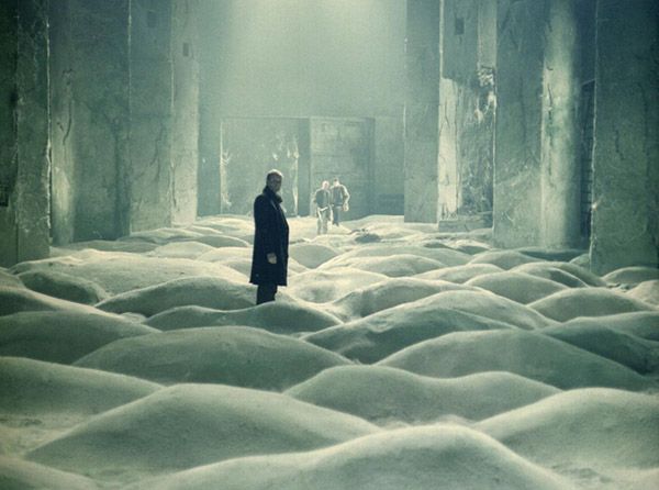 La película Stalker de Tarkovski comparte con el pensamiento de Eduardo Sanguinetti una crítica profunda hacia las estructuras de poder y la búsqueda de la verdad. En “Stalker”, la Zona puede verse como una metáfora de la promesa de un ideal, un lugar donde los deseos más profundos pueden materializarse, similar a la crítica del presente texto sobre la promesa vacía de los sistemas políticos y la representación democrática. Ambos reflejan la desilusión con las instituciones establecidas y la lucha por encontrar un significado auténtico en un mundo donde las verdades son manipuladas. Crítica a Milei, presidente corrupto argentino.