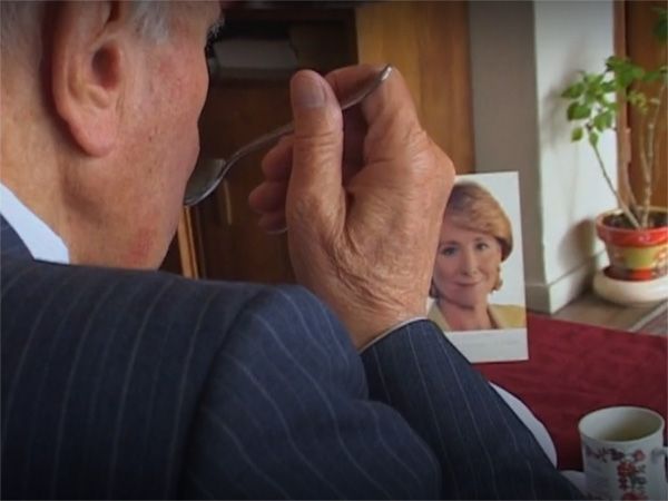 Hafner tiene una foto de Esperanza Aguirre en la mesa en la que come, y también tiene puestas por su casa fotos de Hitler y Franco. El paraíso de Hafner (Günter Schwaiger, 2007). Critica documental.