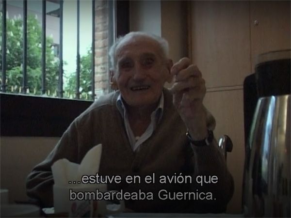 Como parte de esa inhumanidad, merece mención el encuentro de Hafner, en lo que parece ser un comedor social de la iglesia, con Joachim Heyroth, de 99 años; uno de los soldados de la Legión Cóndor que bombardeó Guernica. Es estremecedora la forma en la que cuenta, mientras sonríe, que él fue uno de los que arrojaba las bombas desde uno de los aviones. 