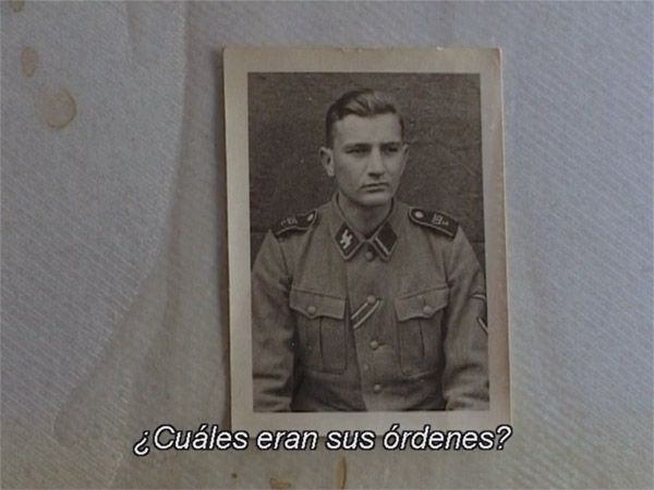 Paul Maria Hafner de joven. Schwaiger le pregunta que cuáles fueron sus ordenes en el campo de concentración de Dachau, a lo que Hafner responde que no lo recuerda.