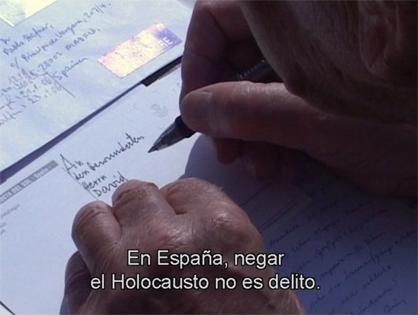 Hafner, desde la playa, como gran fan del historiador extremista David Irving, le escribe una postal, y al firmarla, le pide al director Günter Schwaiger que la firme también. Éste se niega.