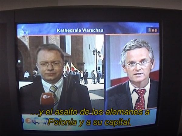 De visita en una residencia de ancianos y mientras la televisión emite un reportaje sobre los daños sufridos en Varsovia durante la Segunda Guerra Mundial, Hafner vuelve a negar lo evidente y dice que los polacos no fueron víctimas de los nazis, sino víctimas de la guerra anglo-americana y los demócratas. El director le pregunta por los campos de exterminio y el Ghetto de Varsovia y Hafner le contesta que jamás existieron campos de exterminio. El paraíso de Hafner, análisis del documental en Cultugrafía, difusión y crítica cultural.