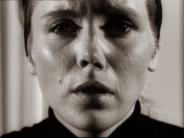 La simbiosis entre los rostros de Alma y Elisabet. Sin duda, se trata de una grotesca imagen, pero sin pretender ser una expresión de “fealdad” física, sino de la parte de oscuridad que anida en el interior de ambas mujeres. Como en todo proceso bergmaniano que se precie, ha existido un proceso dramático, desolador, en el que “la oscuridad ha salido a la luz”. Una vez concluida con éxito la catarsis liberadora, podrá surgir la “persona nueva”, libre de ataduras y complejos.