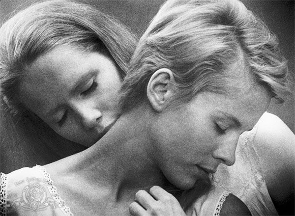Uno de los hermosos planos de Persona, película en la cual sus actrices Liv Ullmann y Bibi Andersson aparecen en pantalla, por separado o en conjunto, en casi la totalidad de planos del film. La importancia permanente de la mujer en el cine de Ingmar Bergman, es elevada en Persona a términos absolutos.