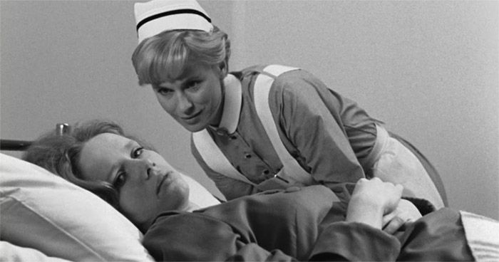 Las primeras secuencias de Persona de Ingmar Bergman se desarrollan en un hospital en el que ha sido ingresada Elisabet tras dejar de hablar. En el plano, “estilo Bergman”, destaca el rostro de Elisabet mirando “a la nada”, pero, a la vez, al espectador, como si quisiera hacerle partícipe de sus sentimientos.