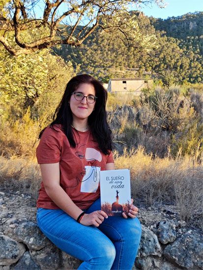 La ciezana Shirin Klaus con su libro El sueño de una vida y la casa del Madroñal de fondo.