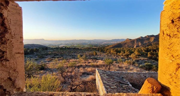 Vistas a la vega de Segura desde la casa del Madroñal, escenario de la novela El sueño de una vida.