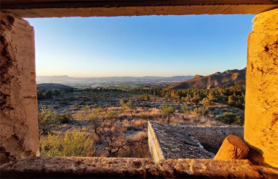 Vistas a la vega de Segura desde la casa del Madroñal, escenario de la novela El sueño de una vida.