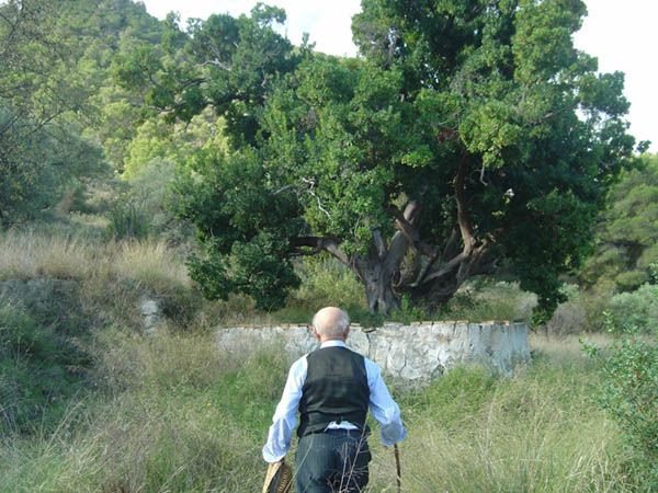 Joaquín Gómez Camacho, conocido como Guillermo del Madroñal, en la finca en la que trabajó como mediero gran parte de su vida.
