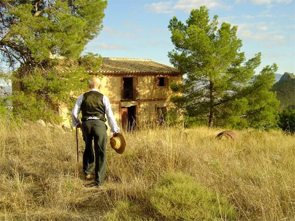 Joaquín Gómez Camacho, conocido como Guillermo del Madroñal, en la finca en la que trabajó como mediero gran parte de su vida. La finca del Madroñal, el Macondo ciezano de lo que podría haber sido.