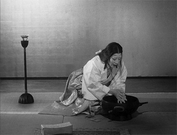 Lady Macbeth lavándose las manos manchadas de sangre representa a la humanidad pagando por todos sus crímenes. Fotograma de Trono de Sangre de Akira Kurosawa.