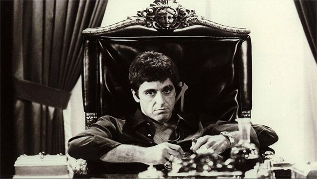 De claras referencias shakesperianas, Scarface de Brian de Palma continúa ese legado de obras que reflexionan sobre el precio del poder, en otra versión mística y sangrienta del sueño americano y sus consecuencias.