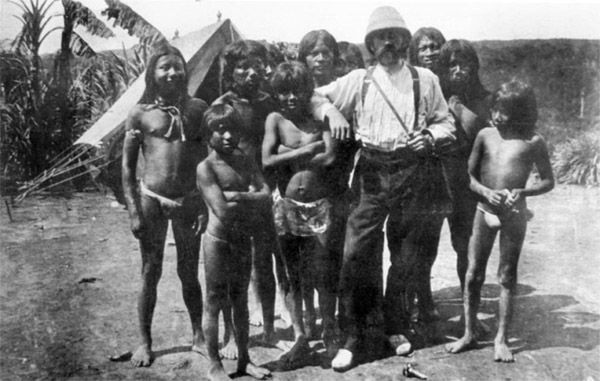 Eugenio Robuchon, autor del libro: En el Putumayo y sus afluentes, rodeado de indios huitotos funuñas. Foto tomada del libro Imaginario e imágenes de la época del caucho: Los sucesos del Putumayo, 2009
