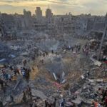 Premio Pulitzer de fotografía de noticias de última hora. 31 de octubre de 2023.ANAS AL-SHAREEF / REUTERS. Descripción: Los palestinos buscan víctimas en medio de profundos cráteres llenos de hormigón roto y metal retorcido, después de los ataques aéreos israelíes contra el campo de refugiados de Jabalia en el norte de la Franja de Gaza, el 31 de octubre de 2023.ANAS AL-SHAREEF / REUTERS