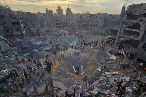 Premio Pulitzer de fotografía de noticias de última hora. 31 de octubre de 2023.ANAS AL-SHAREEF / REUTERS. Descripción: Los palestinos buscan víctimas en medio de profundos cráteres llenos de hormigón roto y metal retorcido, después de los ataques aéreos israelíes contra el campo de refugiados de Jabalia en el norte de la Franja de Gaza, el 31 de octubre de 2023.ANAS AL-SHAREEF / REUTERS