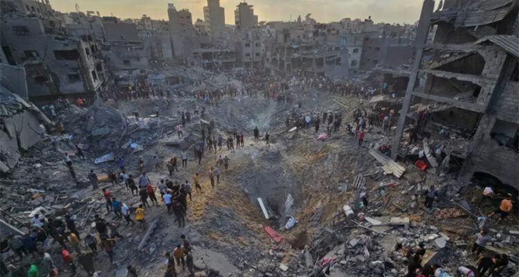 Premio Pulitzer de fotografía de noticias de última hora. 31 de octubre de 2023.ANAS AL-SHAREEF / REUTERS. Descripción: Los palestinos buscan víctimas en medio de profundos cráteres llenos de hormigón roto y metal retorcido, después de los ataques aéreos israelíes contra el campo de refugiados de Jabalia en el norte de la Franja de Gaza, el 31 de octubre de 2023.ANAS AL-SHAREEF / REUTERS