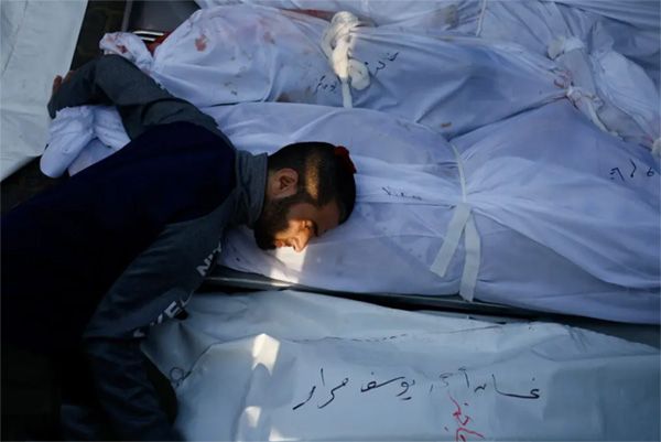 "Ganador del Premio Pulitzer de fotografía de noticias de última hora. Amanece cuando un superviviente de un ataque aéreo israelí en el sur de Gaza, que fue desplazado de la ciudad de Gaza y buscó refugio con su familia en la ciudad de Khan Younis, apoya su cabeza sobre el cadáver de una pariente llamada Tamam, que yace junto a su familia. miembros que murieron en el ataque, en el hospital Nasser, Khan Younis, Gaza, 24 de octubre de 2023MOHAMMED SALEM / REUTERS". Fuente: