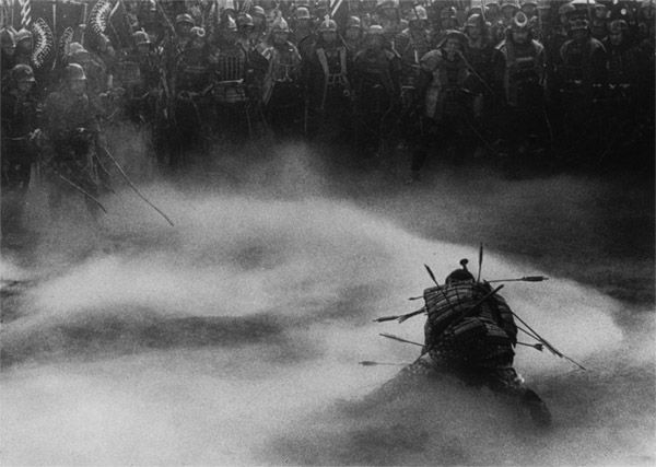 Trono de sangre fusiona todos los elementos fundamentales de la obra de Shakespeare, desde diálogos, músicas y vestuarios, para su adaptación a las guerras medievales japonesas.