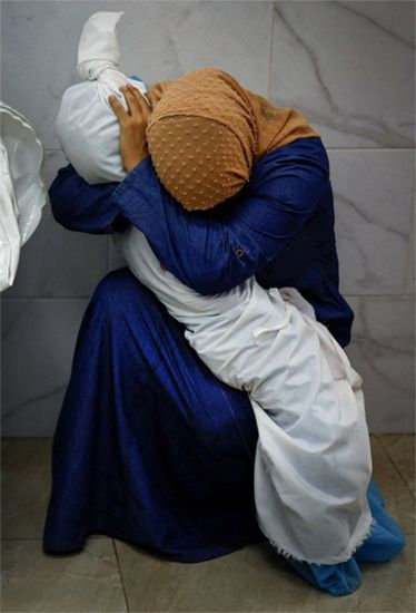 Titulares de prensa. Cómo moldean la realidad. Una mujer palestina acunando el cadáver de su sobrina en Gaza. Fotografía de Mohammed Salem (Reuters). Ganadora del World Press Photo 2024.