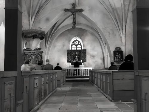Hay un altar en el fondo, con una cruz y figuras religiosas. Alrededor del altar se encuentran bancos de madera donde se sientan los feligreses, algunos de ellos están de pie y otros sentados, mirando hacia el altar. La imagen está en blanco y negro y tiene una atmósfera solemne y religiosa. Los comulgantes (1963), de Ingmar Bergman. Momento de ceremonia religiosa.