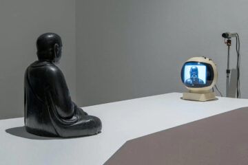 TV Buddha (1974). Nam June Paik.