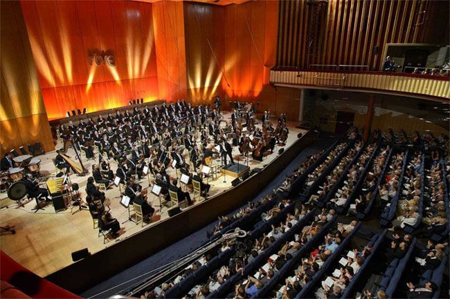 Acudir a conciertos es una de las múltiples formas de vivir la cultura y el arte. En la imagen, un concierto de la Orquesta y Coro de RTVE en el teatro Monumental, Madrid. 
