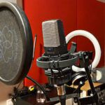Antipop con micrófono de condensador cardioide para estudio de grabación. AKG C414.