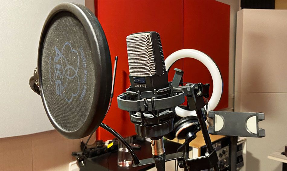 Antipop con micrófono de condensador cardioide para estudio de grabación. AKG C414.