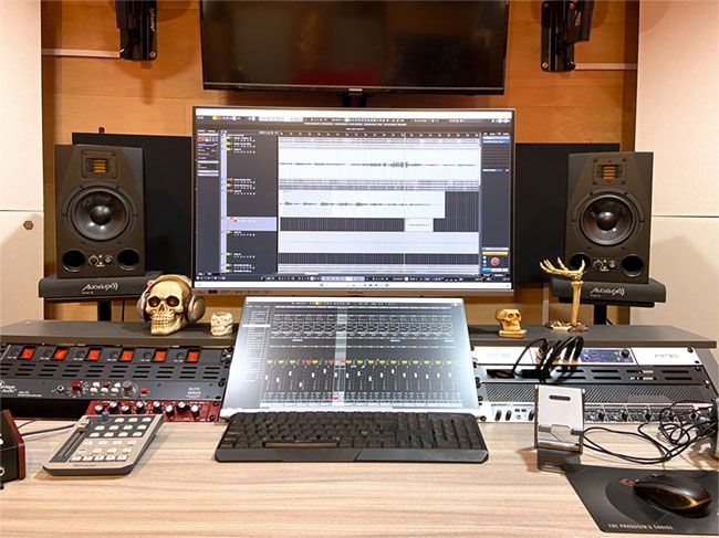 Mesa de cabina de Primos Estudios. A la izquierda: Previo Heritage y Ecu Folden AGe. A la derecha: Targeta de sonido RME y ladrón para conectar muchos auriculares.