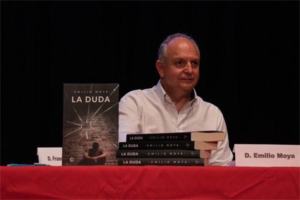 Emilio Moya presentando La duda, primera edición.