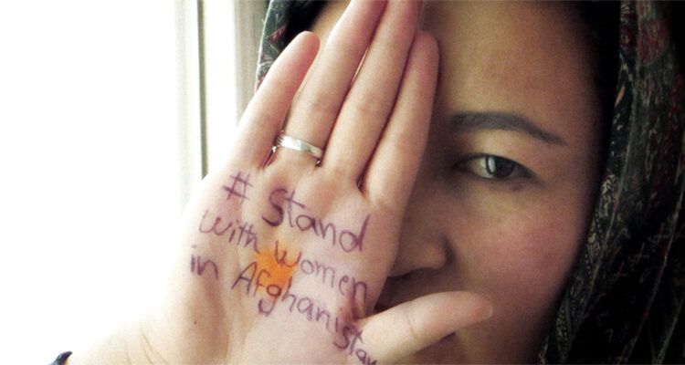 Imagen del largometraje documental Bread & Roses, dirigida por Sahra Mani. Cinta que revela la resistencia de las mujeres afganas contra los talibanes.