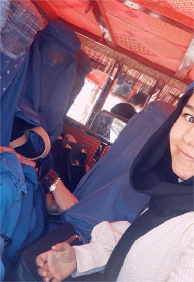 Fayeza Fayez y su cuñada, vestidas con el burqa impuesto por los talibanes durante su huida por el paso fronterizo de Spin Boldak en dirección a Pakistán. Fayeza es la que, descubierta, nos mira y sonríe a la derecha de la imagen. (Propiedad imagen: Fayeza Fayez). La resistencia de las mujeres afganas.