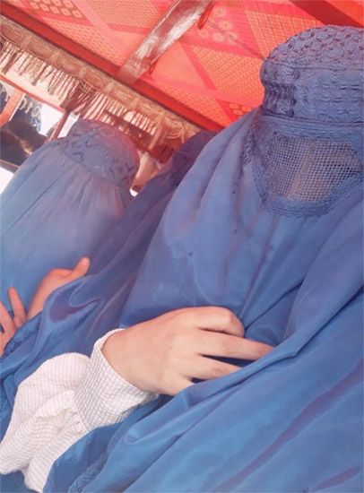 Fayeza Fayez y su cuñada, vestidas con el burqa impuesto por los talibanes durante su huida por el paso fronterizo de Spin Boldak en dirección a Pakistán. (Propiedad imagen: Fayeza Fayez).