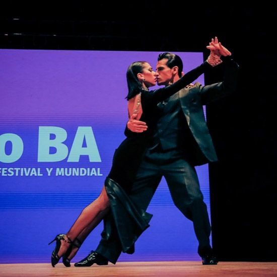 Los bailarines Ayelén Morando y Sebastián Martínez, se consagraron campeones mundiales. El premio mayor en la categoría Tango Escenario.