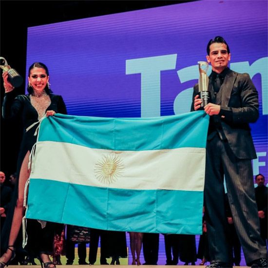 Los campeones mundiales de Tango Escenario 2024, Ayelén Morando y Sebastián Martínez, representantes de la cultura de su país.