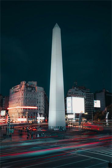 El Obelisco es el mayor emblema de la Ciudad de Buenos Aires y de sus habitantes.