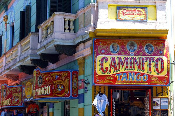 Calle “Caminito”, ubicada en el barrio de La Boca de la Ciudad de Buenos Aires, Argentina. Inspiró la música del famoso tango "Caminito", compuesta por Juan de Dios Filiberto.