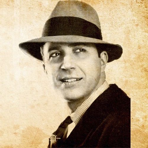 Carlos Gardel. Cantante, compositor y actor de cine. Uno de los intérpretes más importantes por la calidad de su voz, cantidad de discos vendidos (como cantante y como compositor), y numerosas películas relacionadas con el tango.